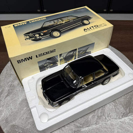 AUTOart BMW 2002 L 1:18 Alloy Model image 2