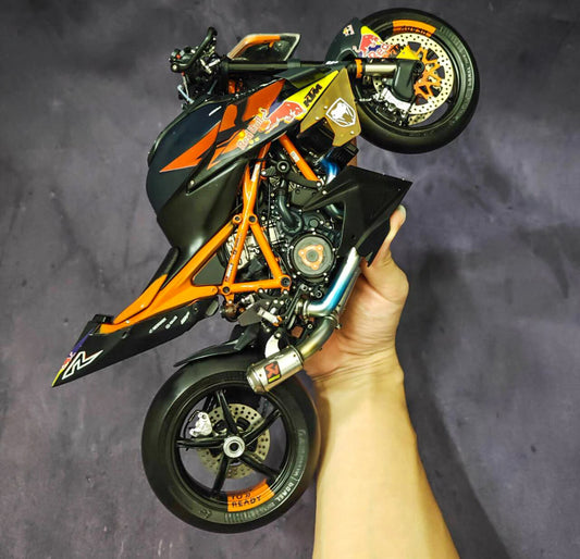 1/6 KTM1290 Super Duke Custom Motorcycle Model – Black & Orange – Pre-order