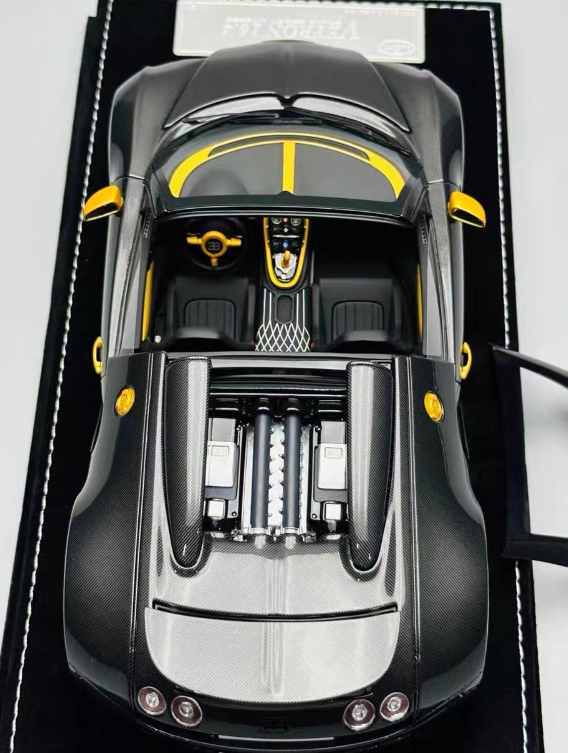 HH 1/18 Bugatti Veyron Black Carbon with Yellow Accents Resin Model – Limited Edition – Factory New