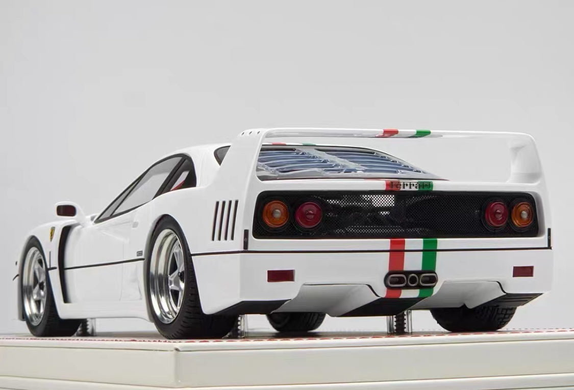 Davis & Giovanni 1/18 Ferrari F40 Resin Model – Italian Tricolore Livery – Collector Edition on Leather Base