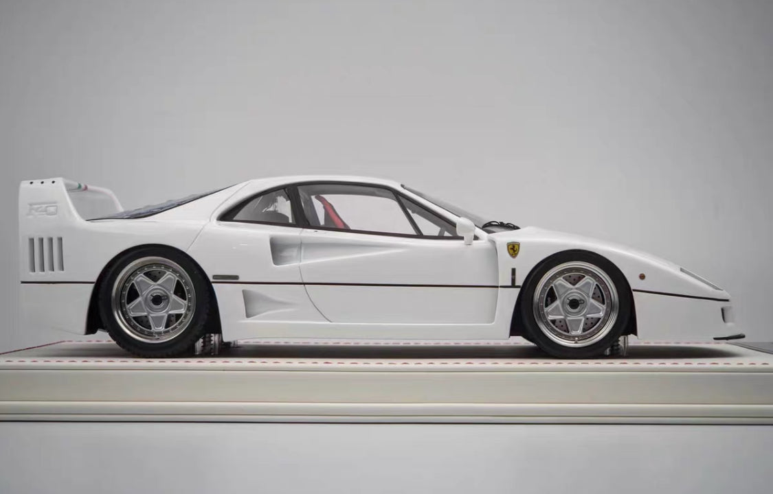Davis & Giovanni 1/18 Ferrari F40 Resin Model – Italian Tricolore Livery – Collector Edition on Leather Base