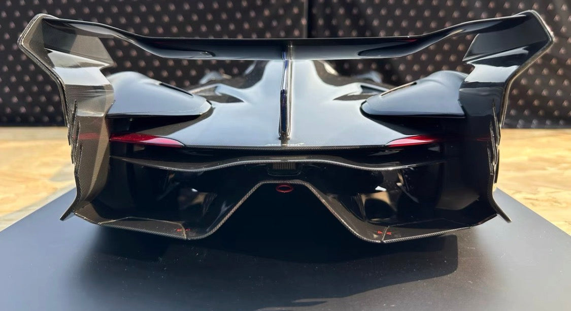 Amalgam 1/8 McLaren Ultimate Vision Gran Turismo Noir De Noir Signed Edition