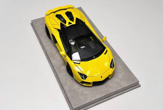 Autoart 1/18 Lamborghini Aventador LP700-4 Roadster Giallo Orion