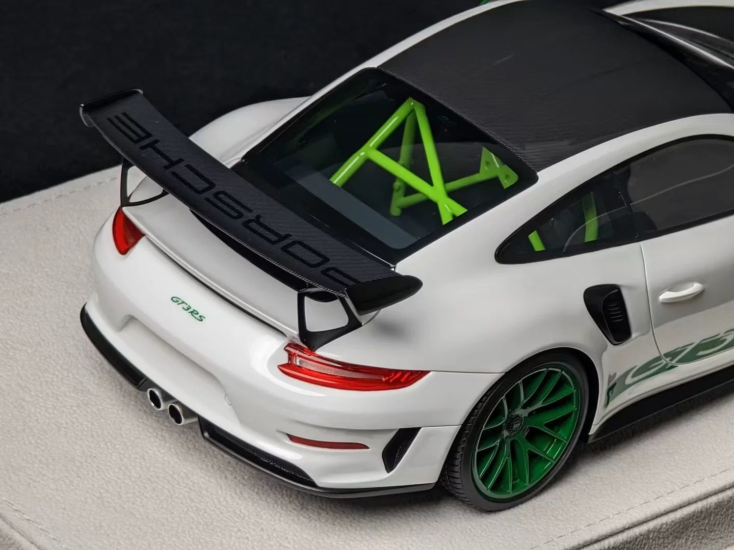 Make Up 1/18 Porsche 911 GT3 RS Resin Model