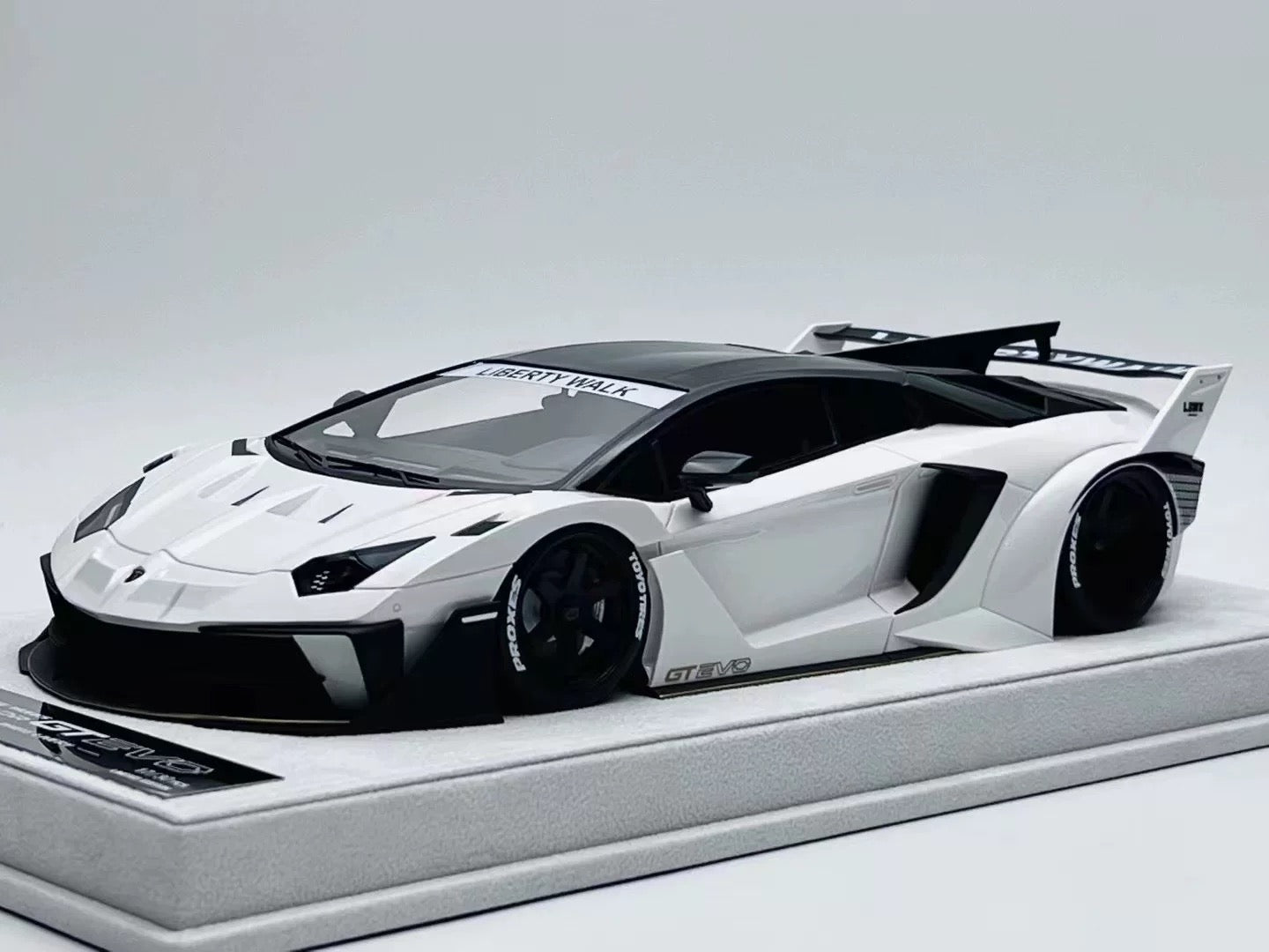 FuelMe 1/18 Lamborghini Aventador 700GT EVO Resin Model – Pure White