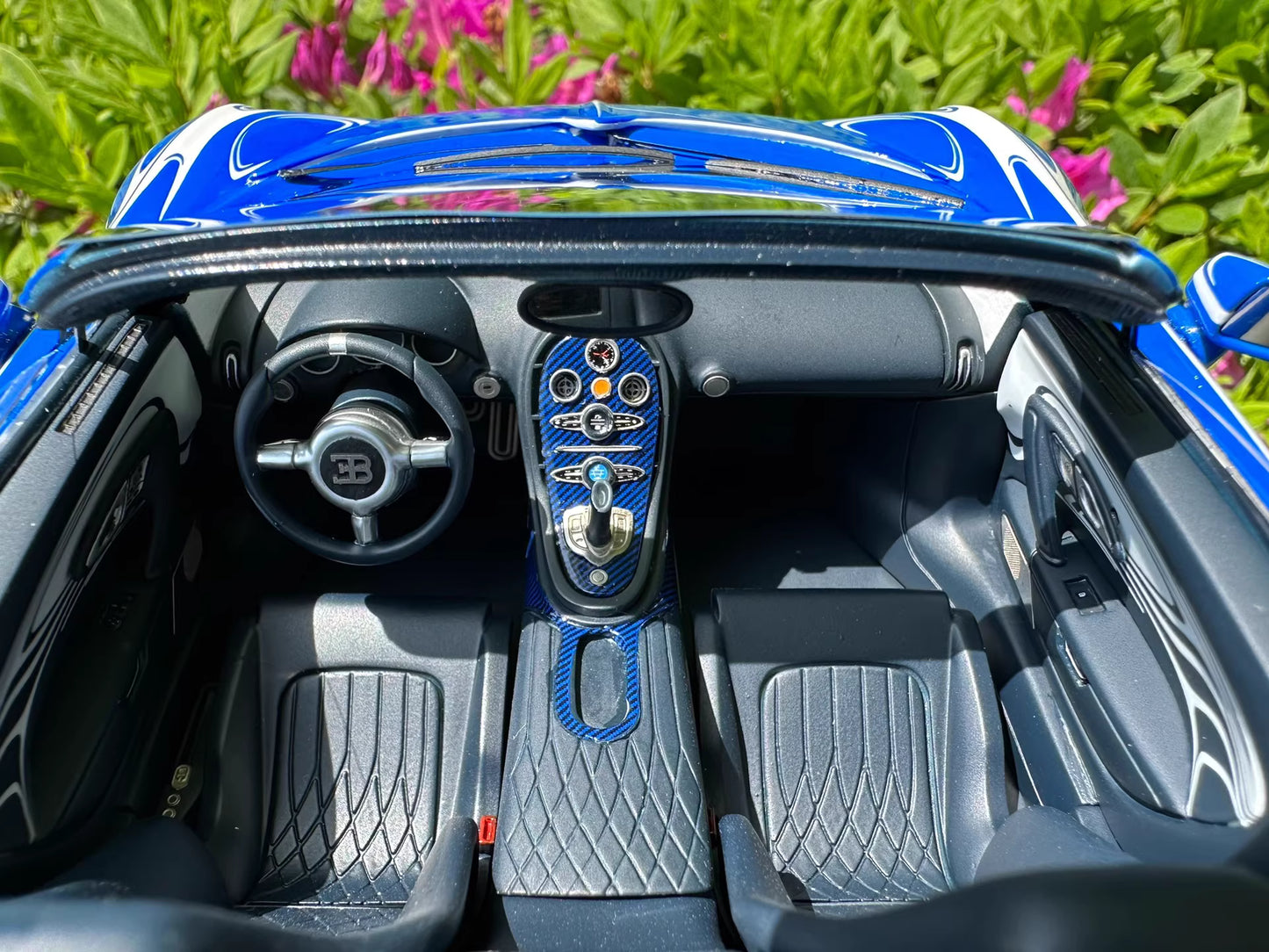 HH 1/18 Bugatti Veyron Ceramic Dragon Livery Blue/White Resin Model
