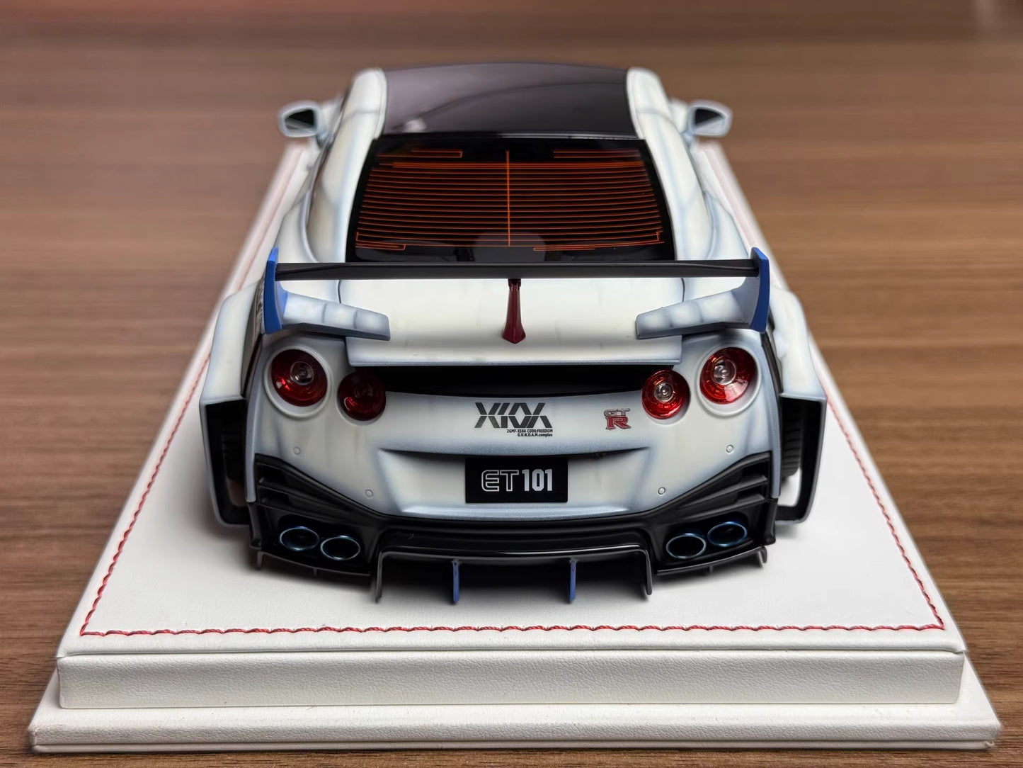 Davis & Giovanni 1/18 LB-Silhouette WORKS GT Nissan 35GT-RR “Freedom Gundam” Matte White (Limited 35)