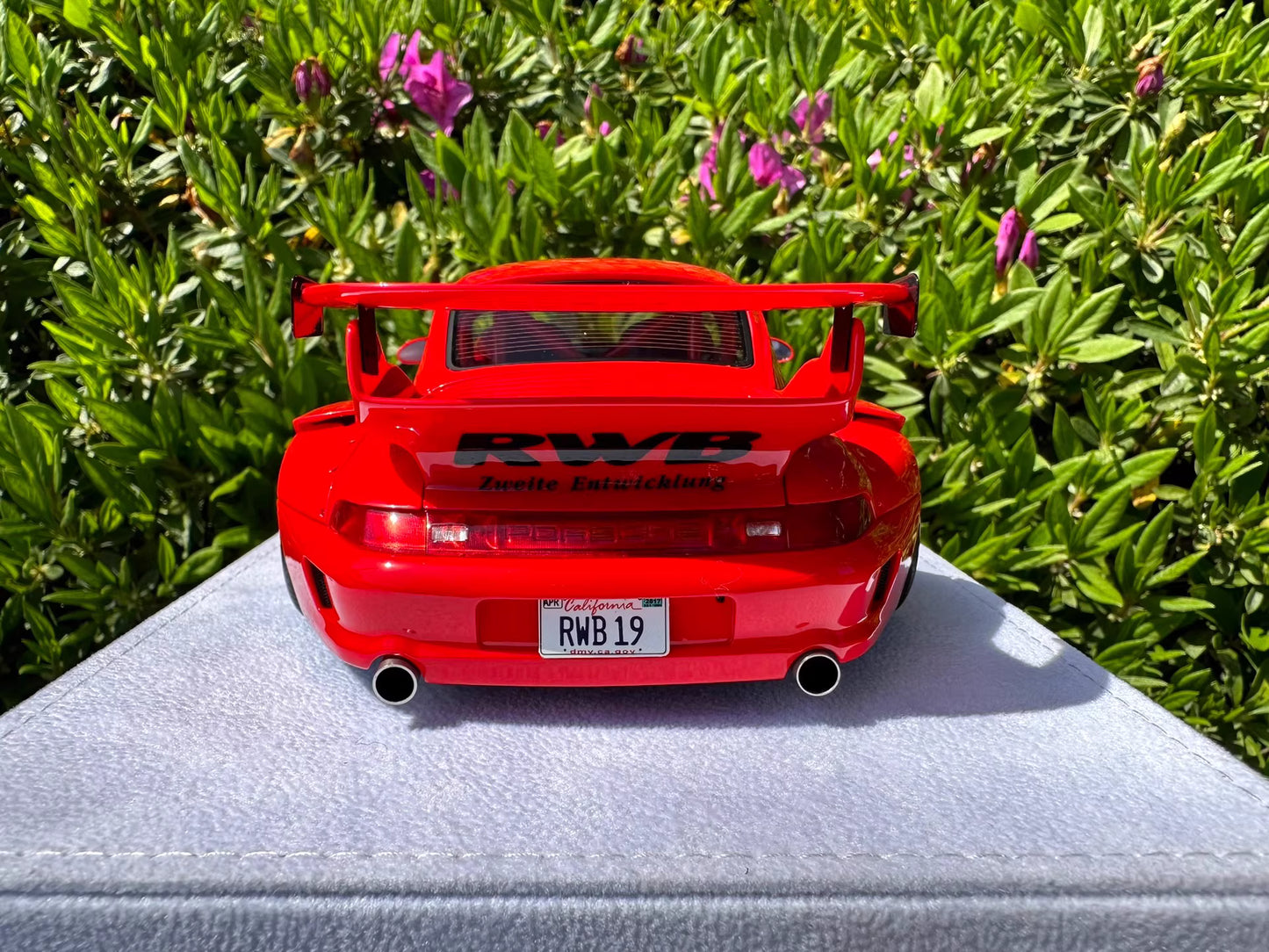 FuelMe 1/18 Porsche 911 (993) RWB “Medusa” Supreme – Red Resin Model