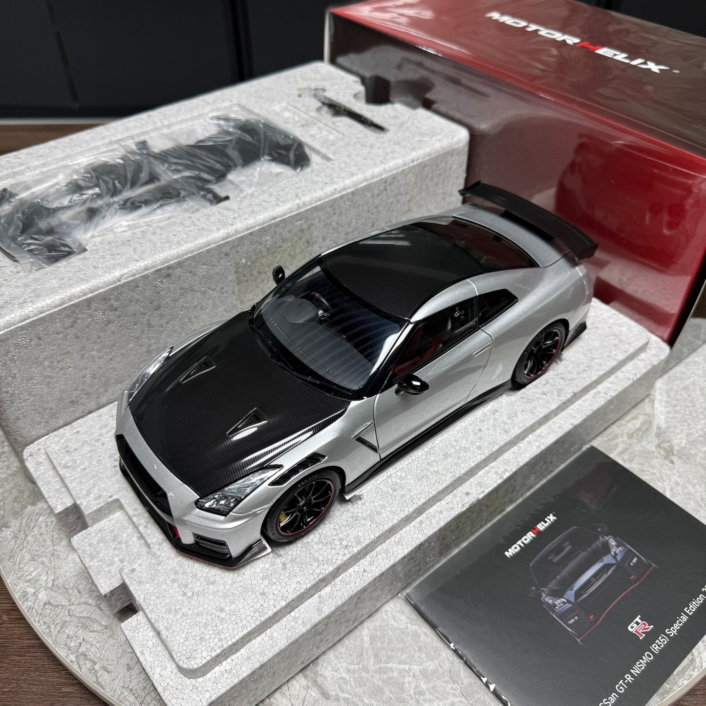 Motorhelix Nissan GT-R R35 1:18 Alloy Model image 1