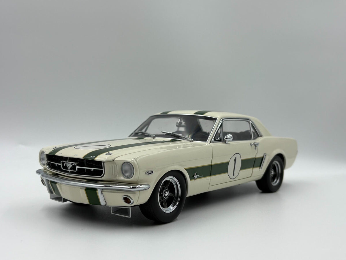 AR Classic Carlectables CC 1965 Ford Mustang castrol 1:18 - immagine 1
