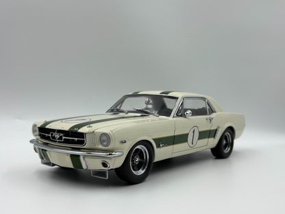 AR Classic Carlectables CC 1965 Ford Mustang castrol 1:18 - immagine 1