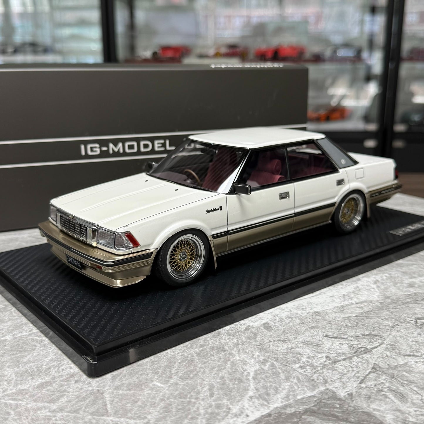 Ignition Model Toyota Crown 3.0 G(120) 1:18 Resin Model image 1