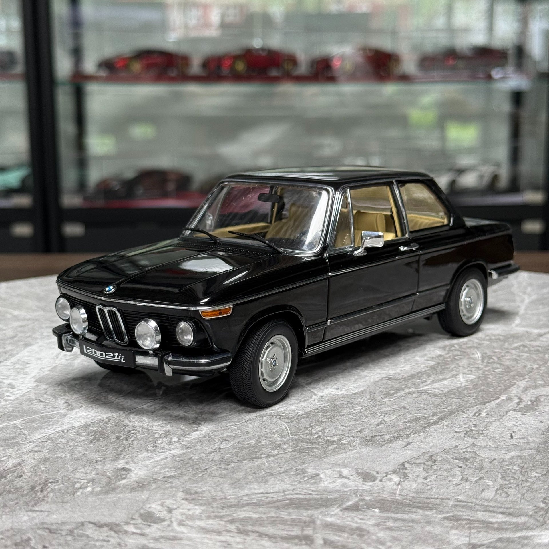 AUTOart BMW 2002 L 1:18 Alloy Model image 1