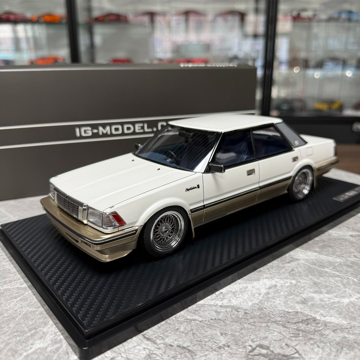 Ignition Model Toyota Crown 2.8 G(120) 1:18 Resin Model image 1