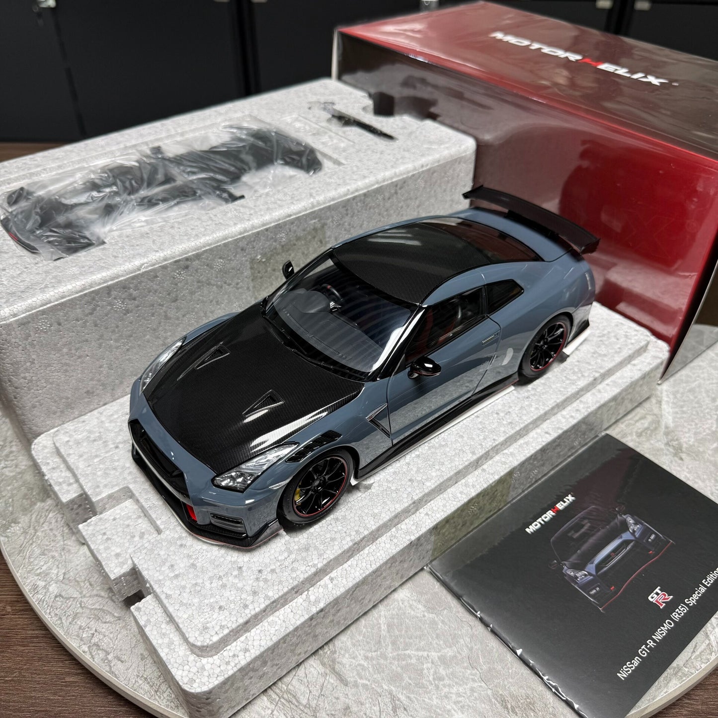 Motorhelix Nissan GT-R R35 1:18 Alloy Model image 1