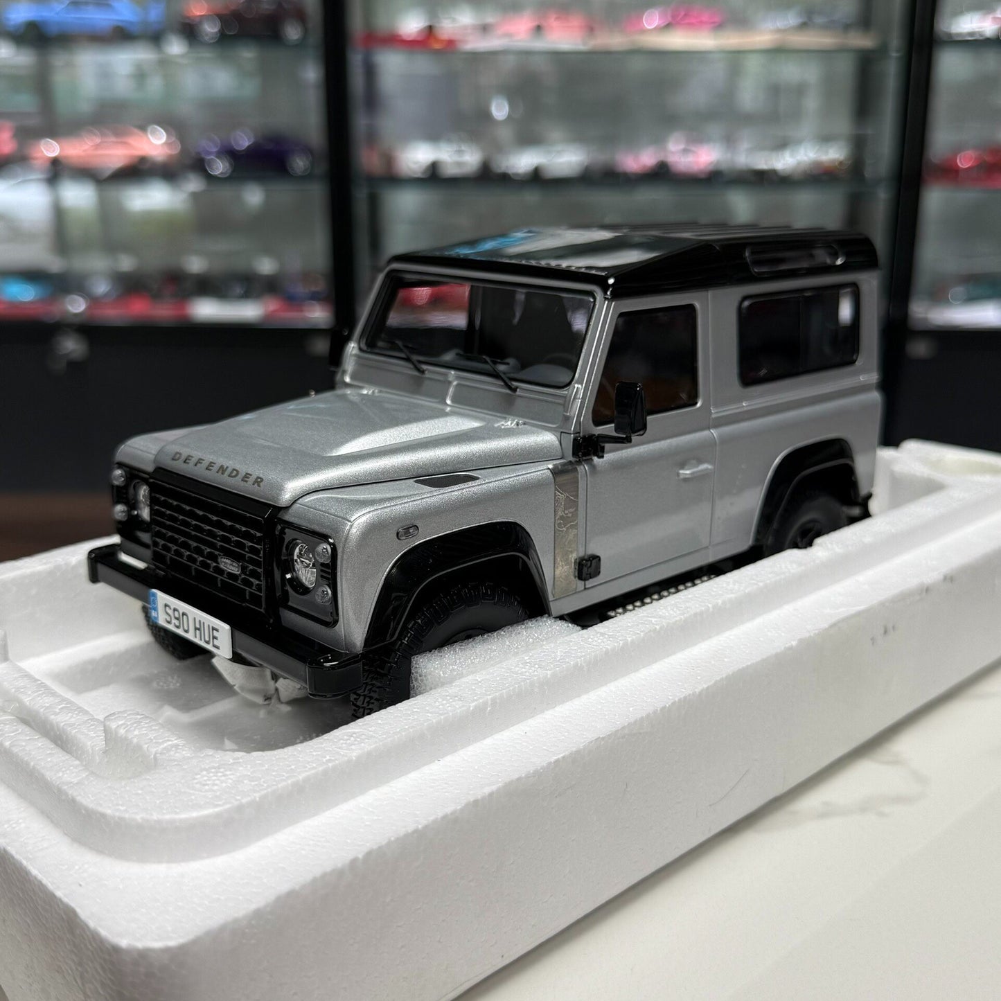 Almost Real Land Rover 90 1:18 Alloy Model image 2