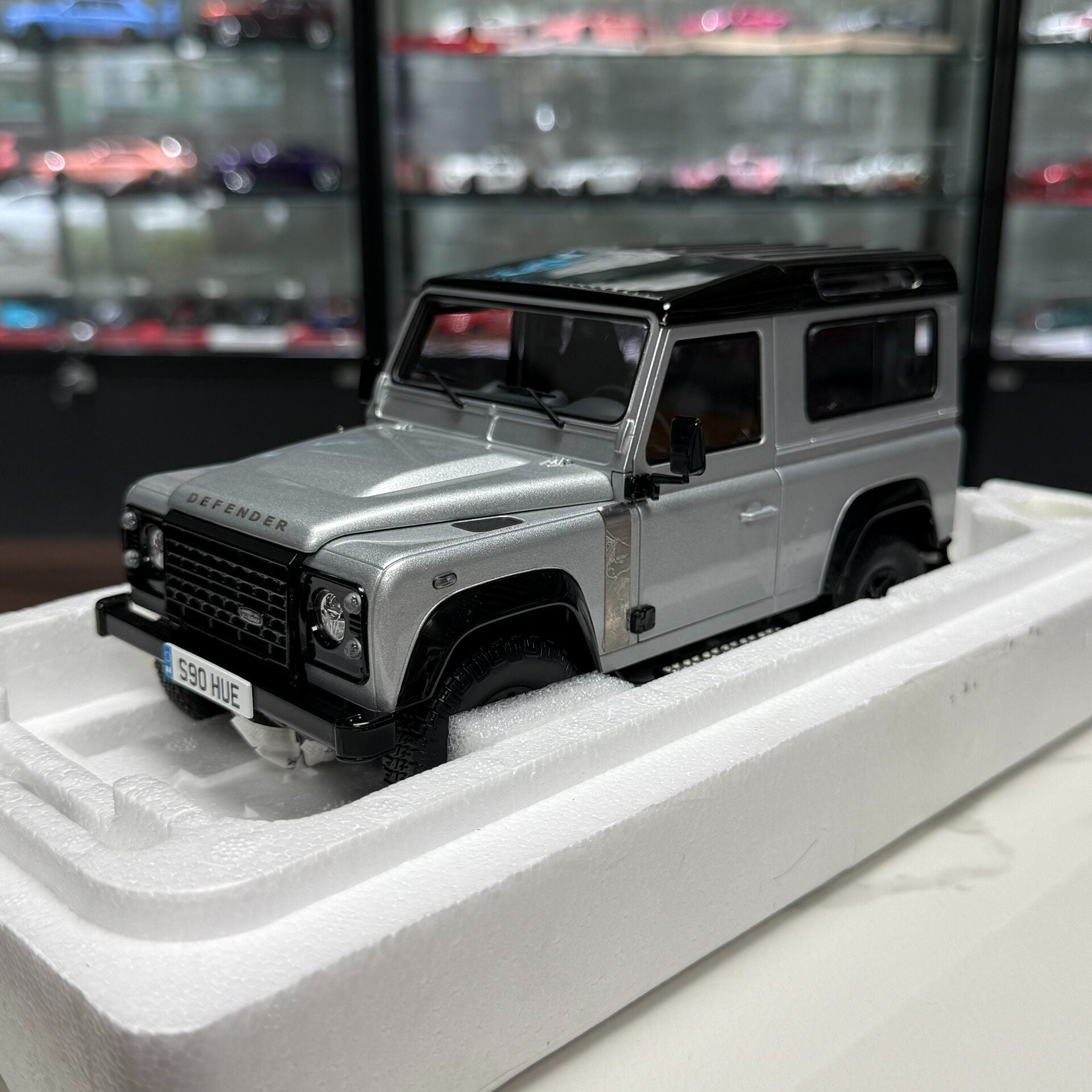 Almost Real Land Rover 90 1:18 Alloy Model image 2