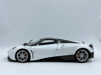 AUTOart 18 PAGANI HUAYRA Pearl DiecastModel 1:18 Pearl White - immagine 2