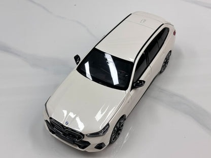 MINICHAMPS BMW i5 M60 TOUR TOURING 2024 110023601 1:18 - immagine 2