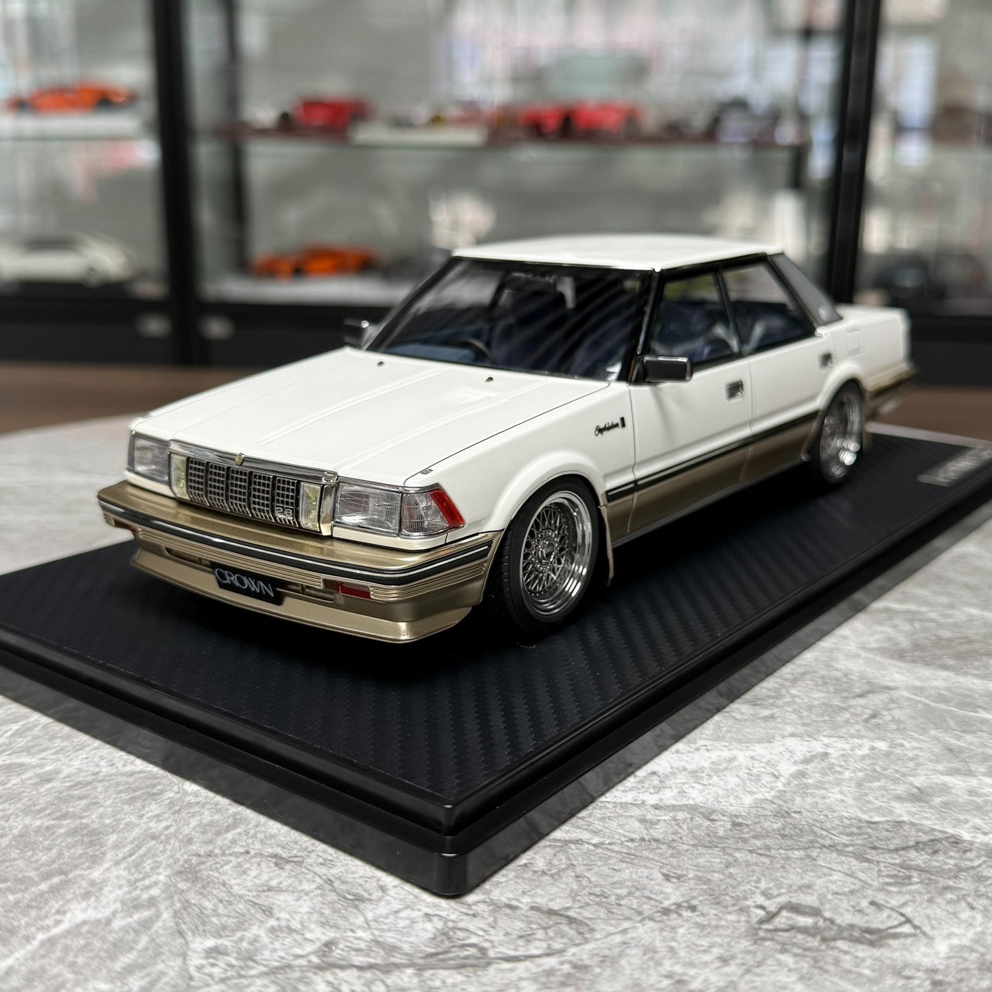 Ignition Model Toyota Crown 2.8 G(120) 1:18 Resin Model image 2