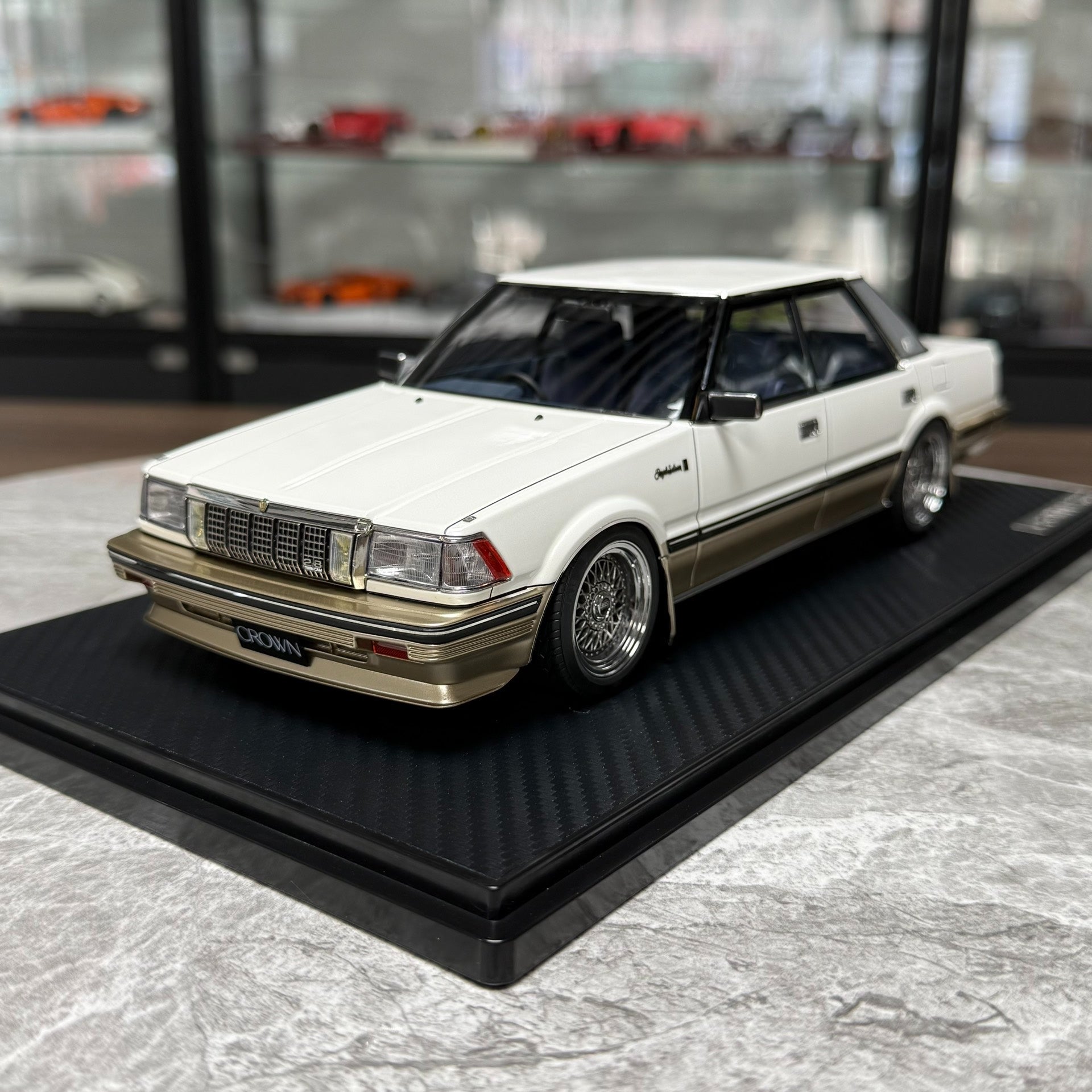 Ignition Model Toyota Crown 2.8 G(120) 1:18 Resin Model image 2