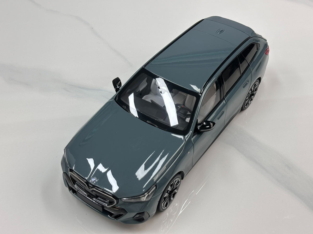 MINICHAMPS BMW i5 M60 TOUR TOURING 2024 110023600 1:18 - immagine 2