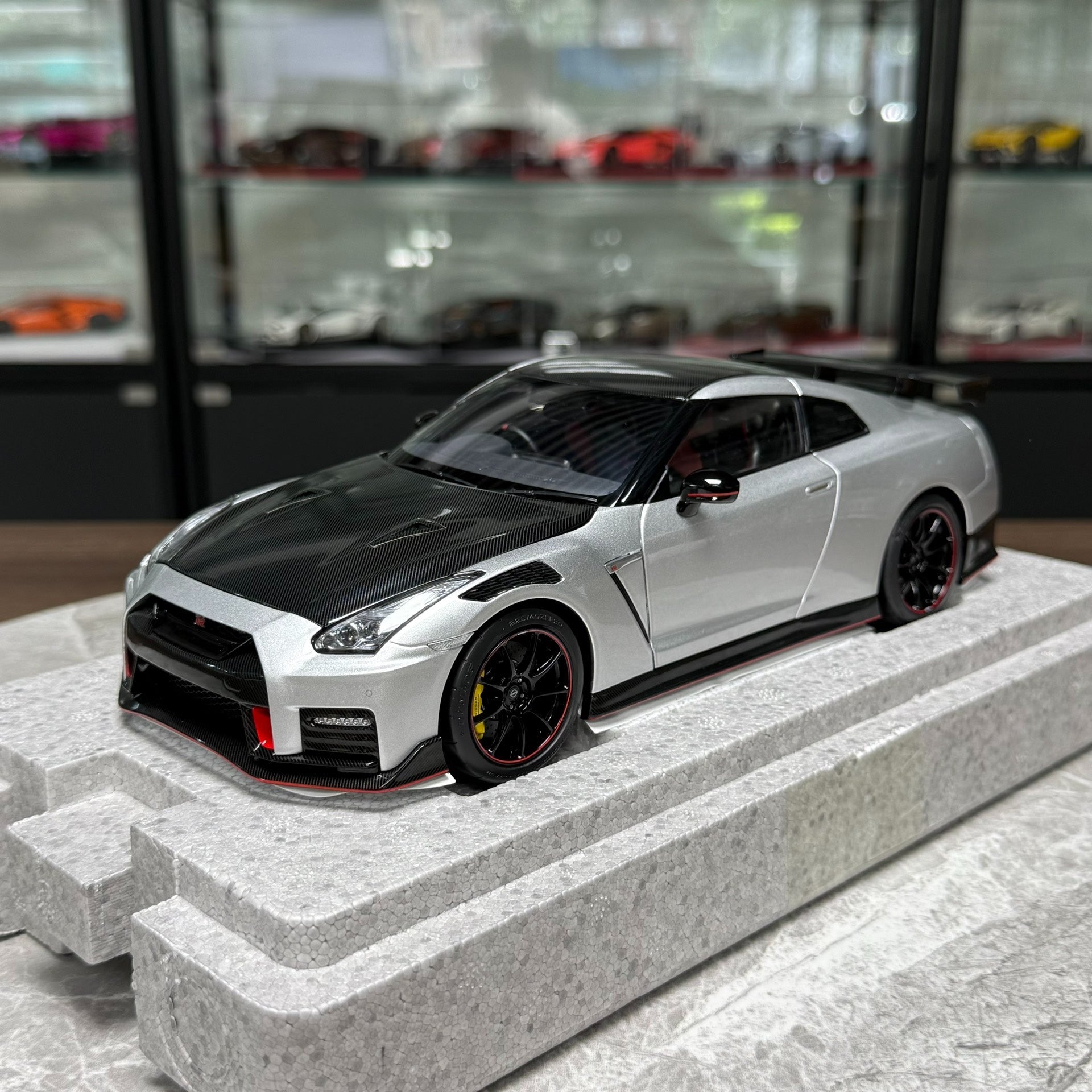 Motorhelix Nissan GT-R R35 1:18 Alloy Model image 2