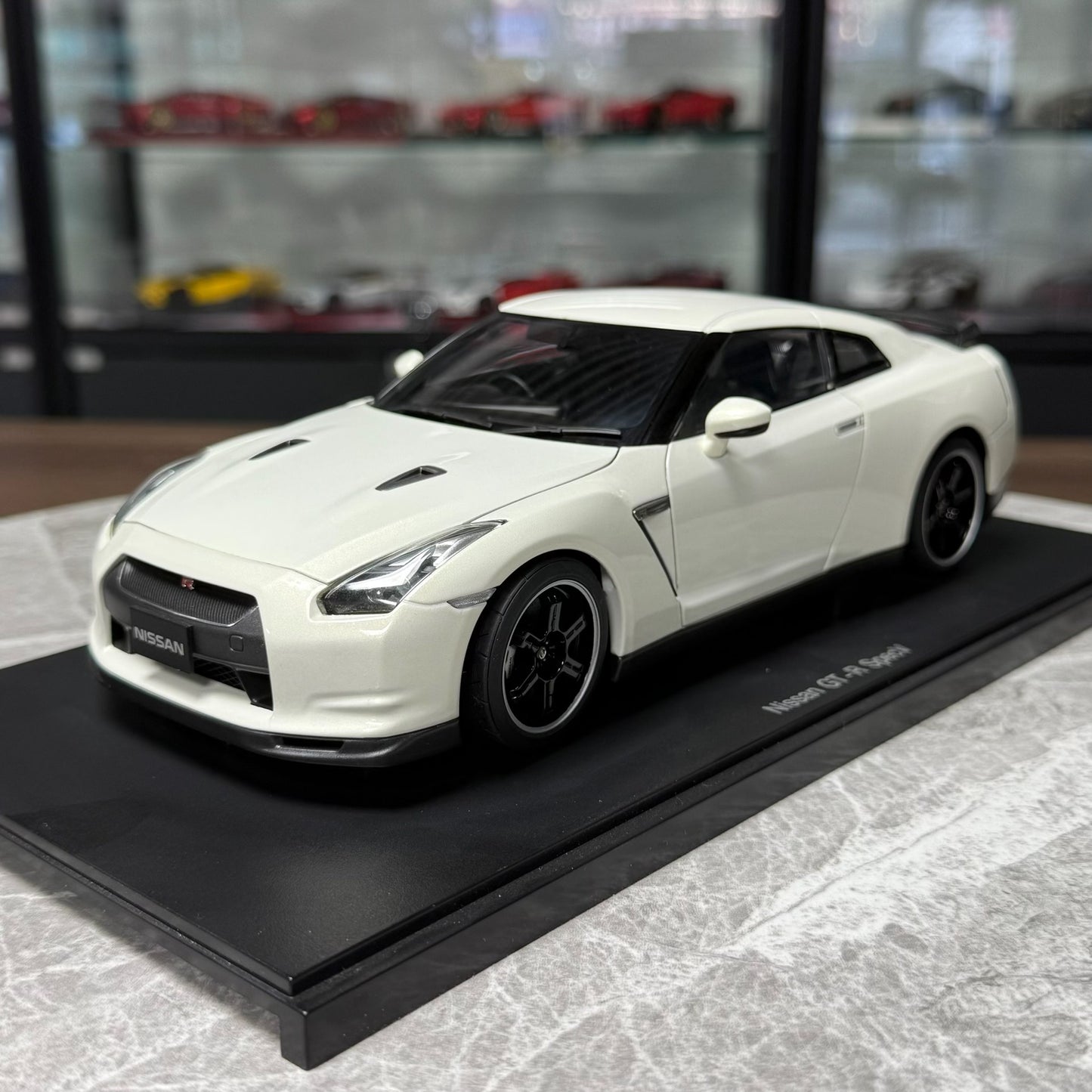 AUTOart Nissan GT-R R35 V-Spec 1:18 Alloy Model image 2