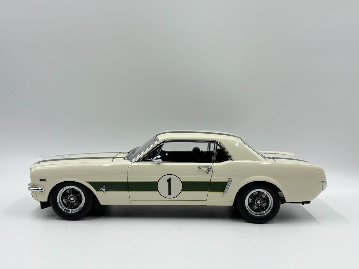 AR Classic Carlectables CC 1965 Ford Mustang castrol 1:18 - immagine 2