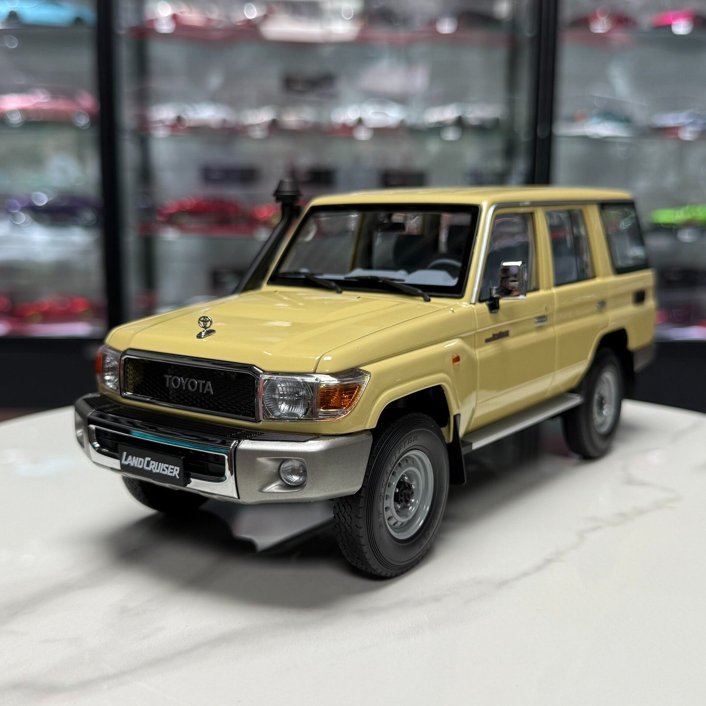 Almost Real Toyota Land Cruiser 76 LC76 2017 1:18 Alloy Model image 2