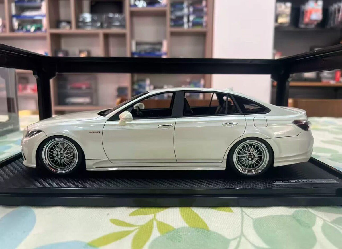 Ignition Model Toyota Crown 1:18 White - immagine 2