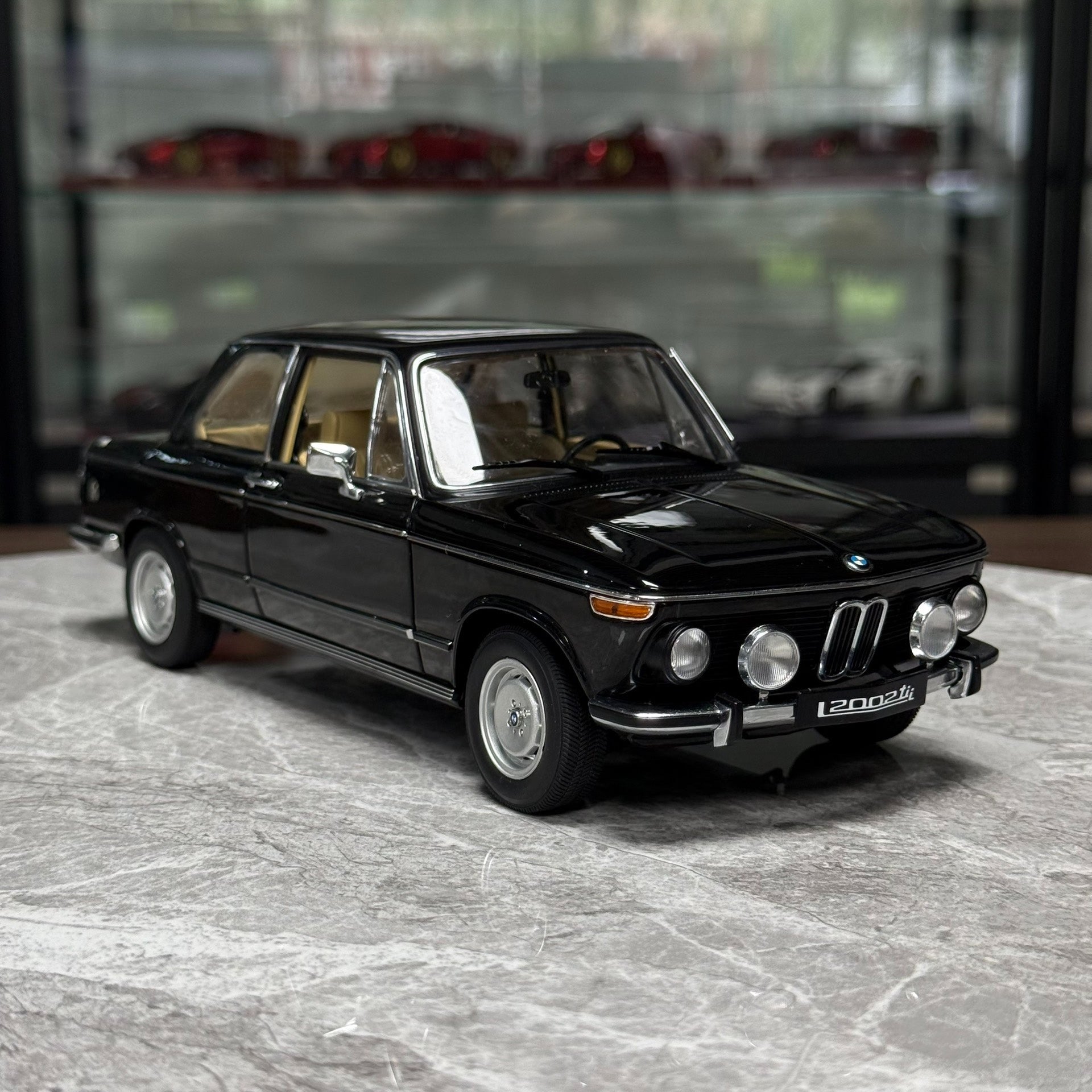 AUTOart BMW 2002 L 1:18 Alloy Model image 3