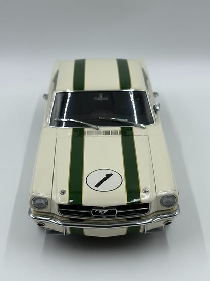 AR Classic Carlectables CC 1965 Ford Mustang castrol 1:18 - immagine 3