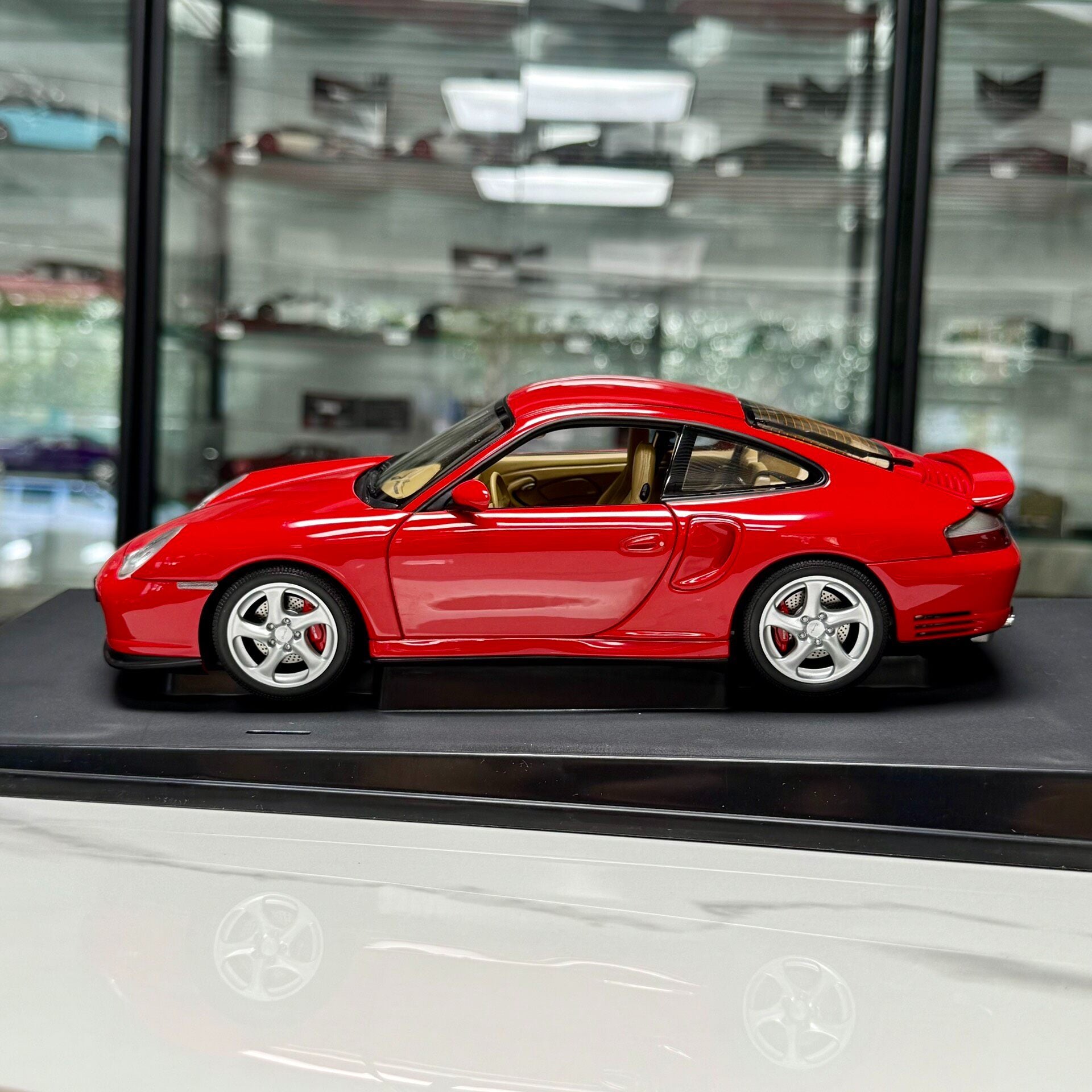 AUTOart Porsche 911 Turbo 1:18 Alloy Model image 3