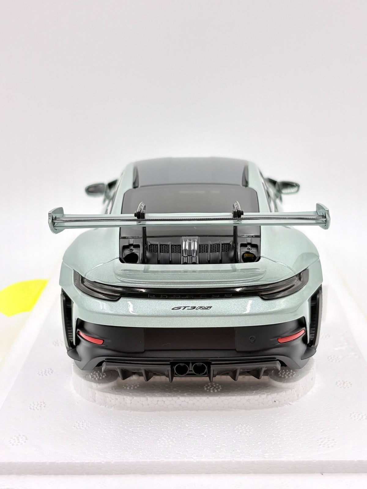 MINICHAMPS Porsche 911 RS 2023 DiecastModel 1:18 - immagine 3