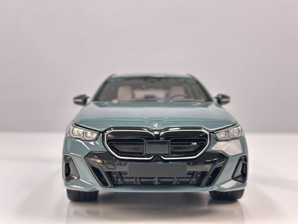 MINICHAMPS BMW i5 M60 TOUR TOURING 2024 110023600 1:18 - immagine 3