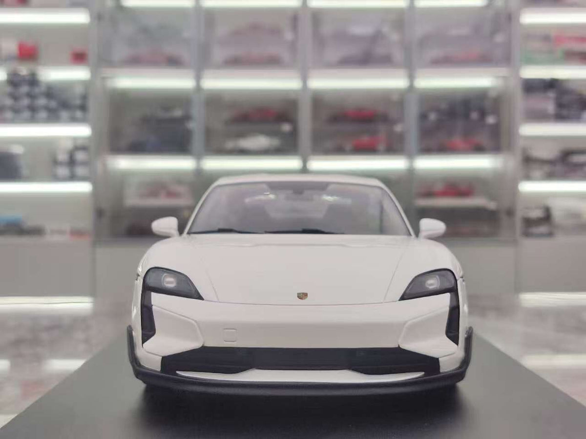 MINICHAMPS Porsche TAYCAN TUR TURBO 117069404 1:18 White - immagine 3