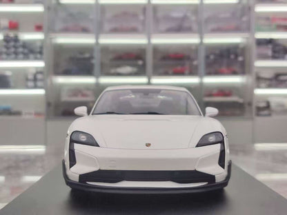 MINICHAMPS Porsche TAYCAN TUR TURBO 117069404 1:18 White - immagine 3