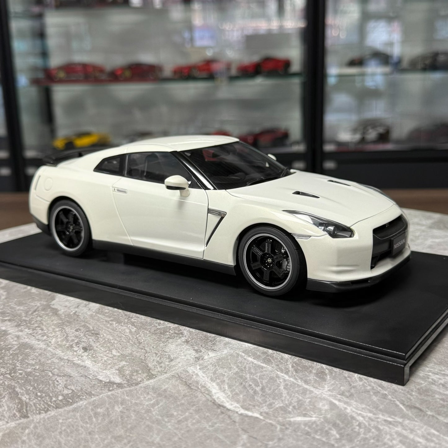 AUTOart Nissan GT-R R35 V-Spec 1:18 Alloy Model image 3