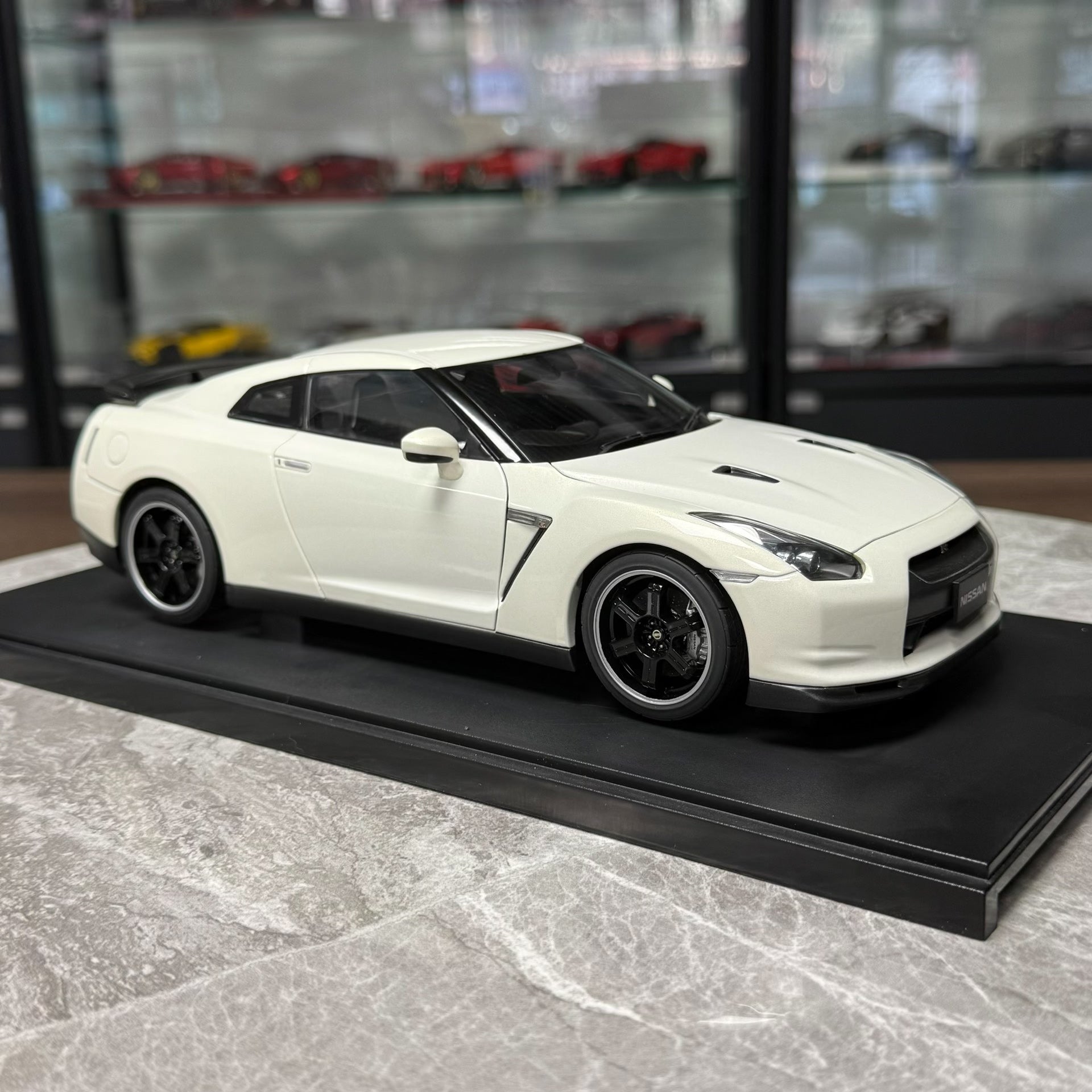 AUTOart Nissan GT-R R35 V-Spec 1:18 Alloy Model image 3