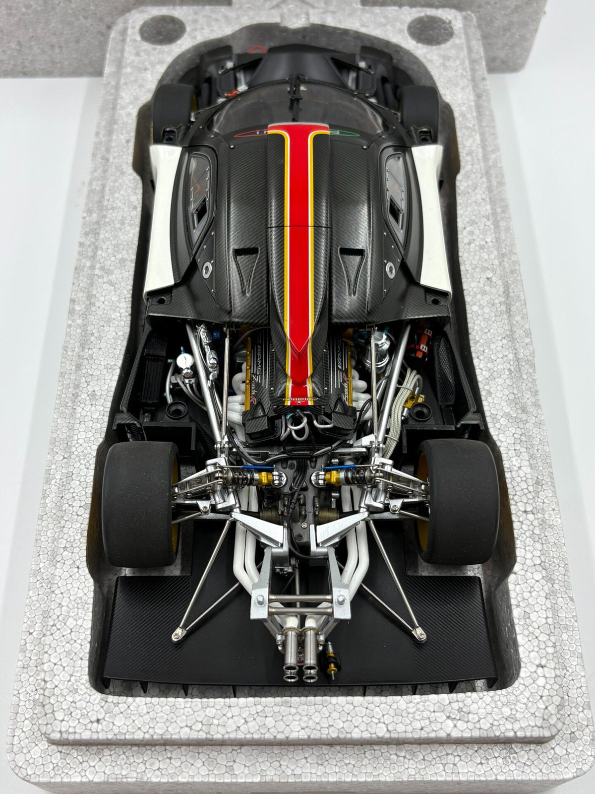AUTOart PaganiZonda R DiecastModel 1:18 - immagine 3