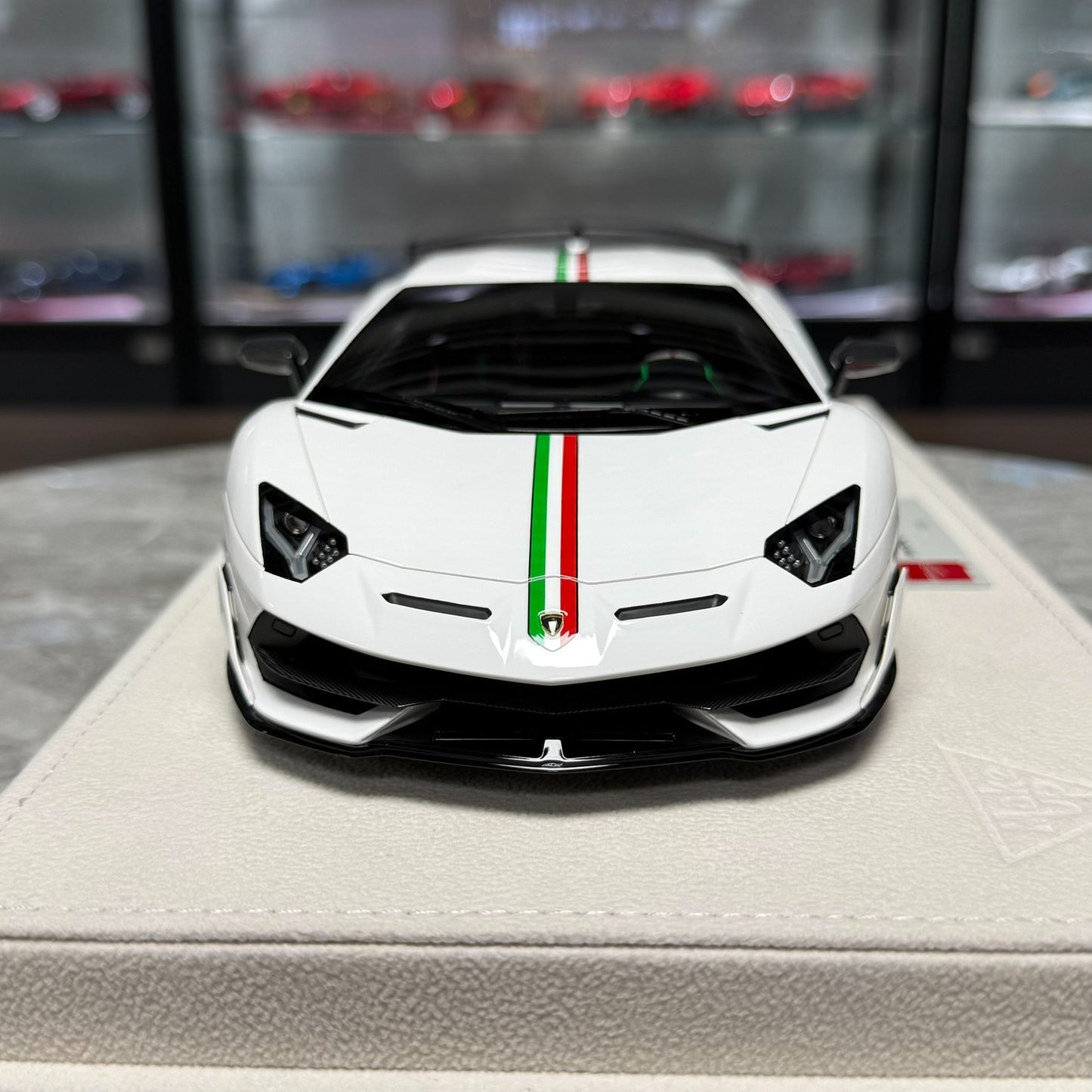 Make Up Lamborghini Aventador SVJ 1:18 Resin Model image 3