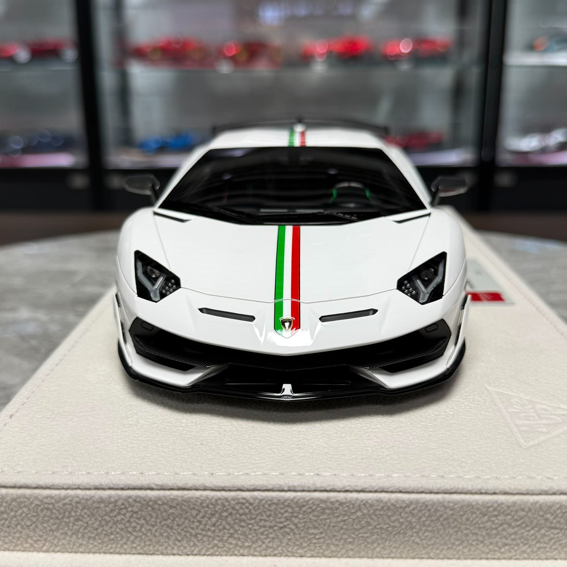 Make Up Lamborghini Aventador SVJ 1:18 Resin Model image 3