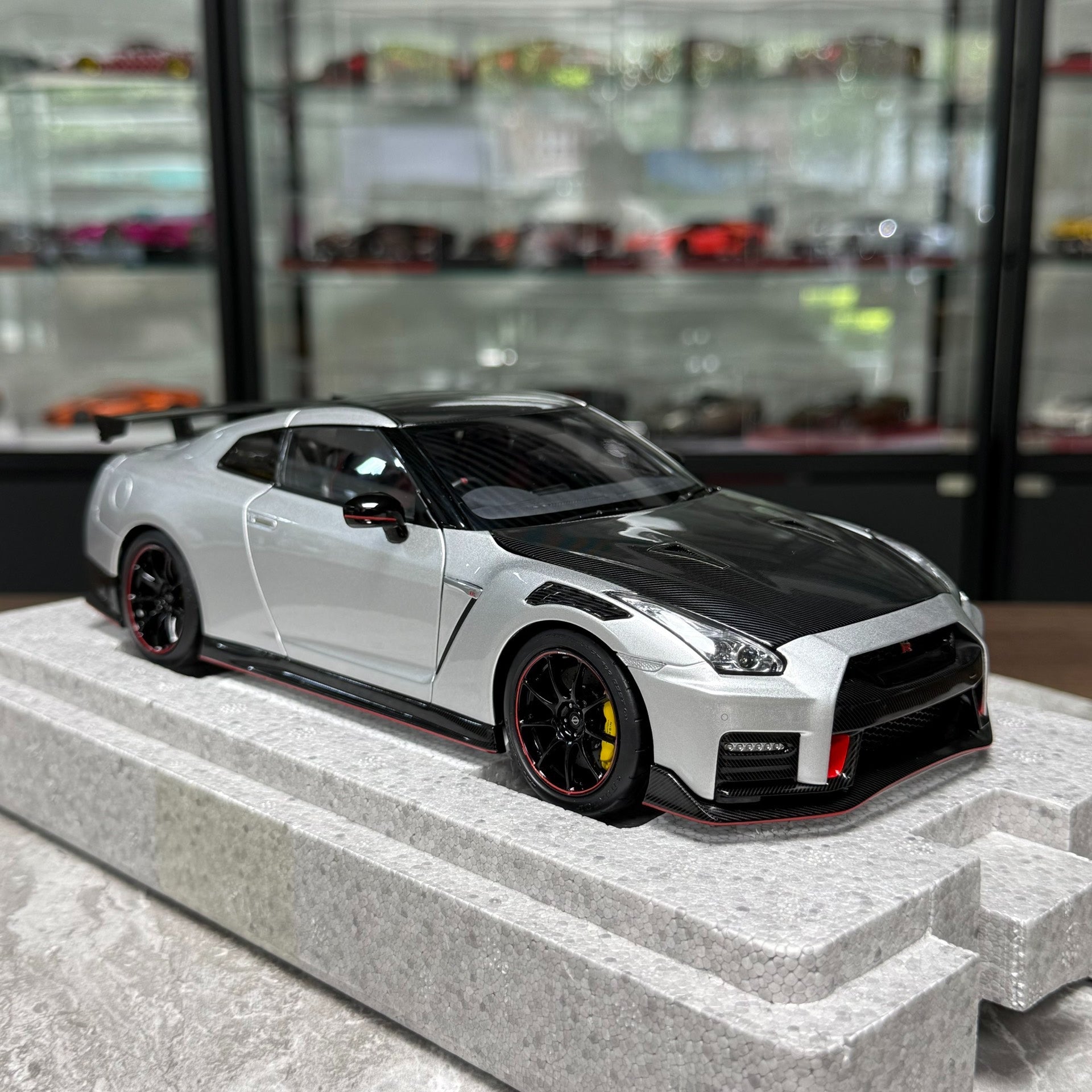 Motorhelix Nissan GT-R R35 1:18 Alloy Model image 3