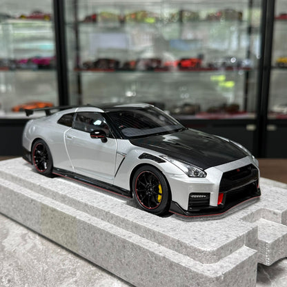 Motorhelix Nissan GT-R R35 1:18 Alloy Model image 3