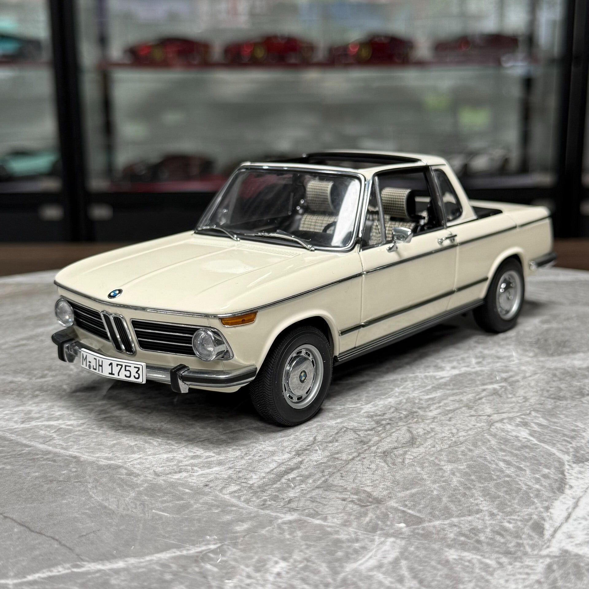 AUTOart BMW 2002 BAUR 1:18 Alloy Model image 3