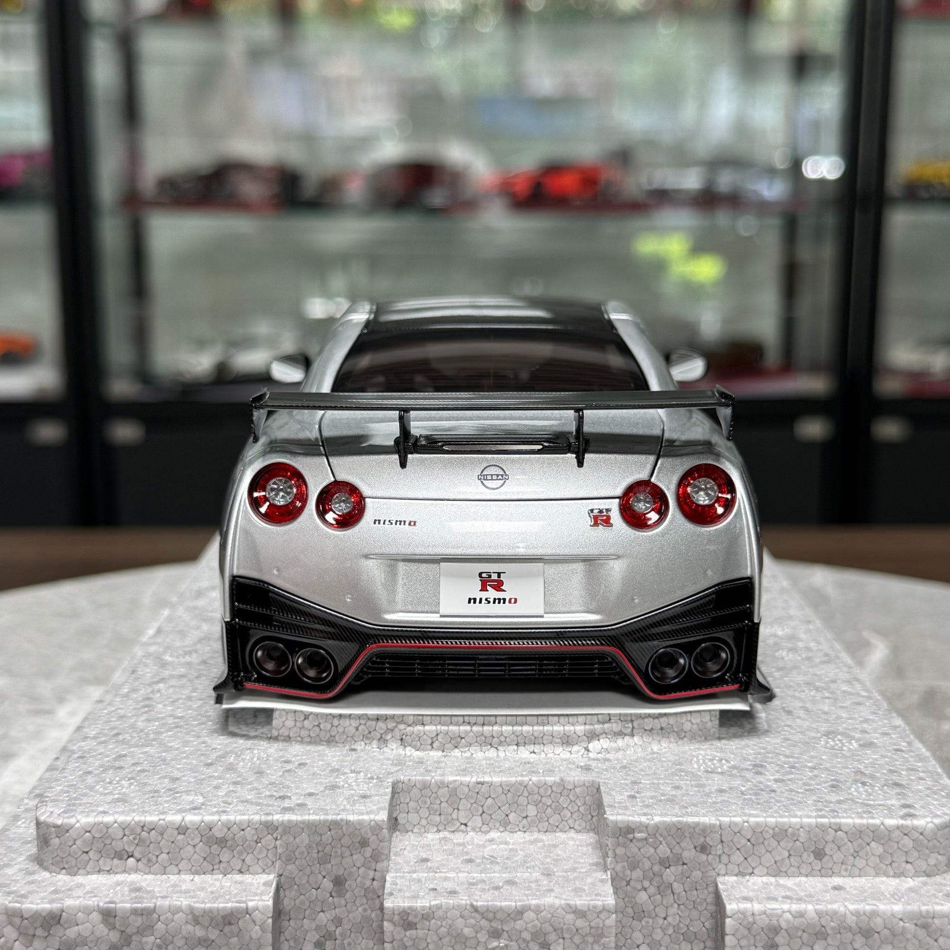 Motorhelix Nissan GT-R R35 1:18 Alloy Model image 4