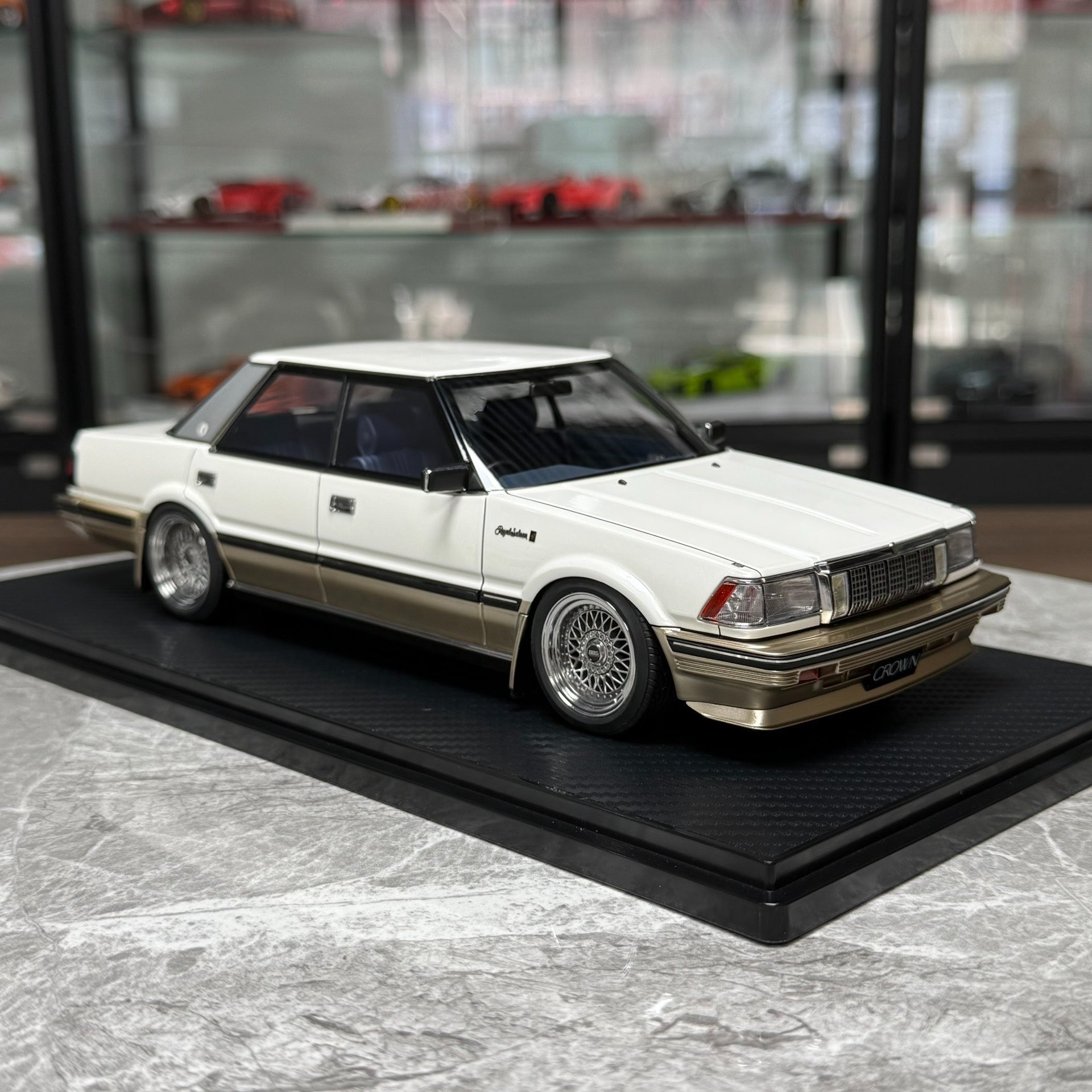 Ignition Model Toyota Crown 2.8 G(120) 1:18 Resin Model image 4