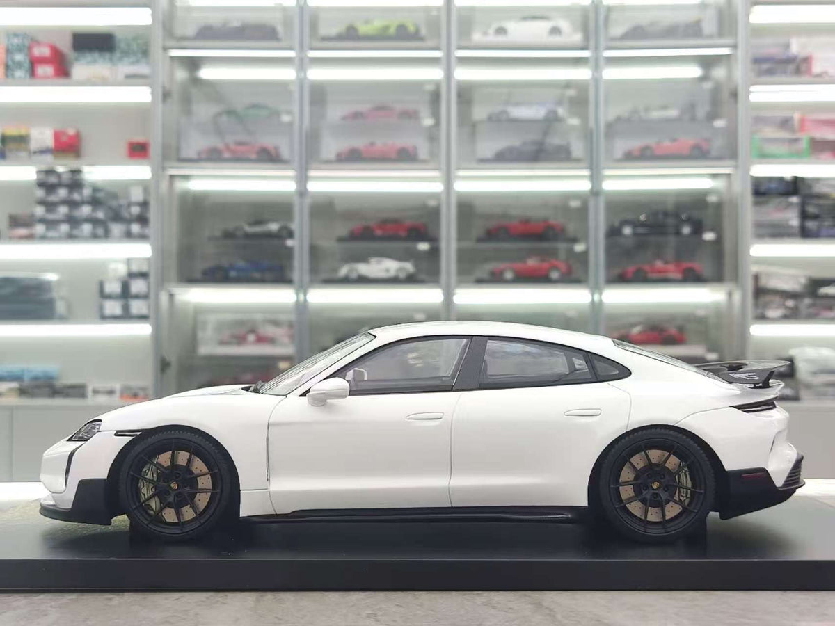 MINICHAMPS Porsche TAYCAN TUR TURBO 117069404 1:18 White - immagine 4