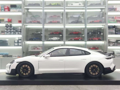 MINICHAMPS Porsche TAYCAN TUR TURBO 117069404 1:18 White - immagine 4